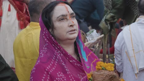 Devoto-Indio-Haciendo-Rituales-Sagrados-En-El-Festival-Chhath-Por-La-Mañana