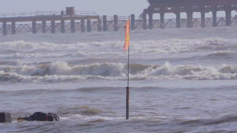 Orangefarbene-Flagge-Im-Meer_Carter-Road-Bandra