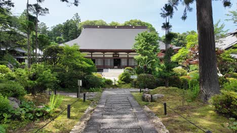 Spaziergang-Durch-üppige-Vegetation-Zu-Einem-Japanischen-Holztempel