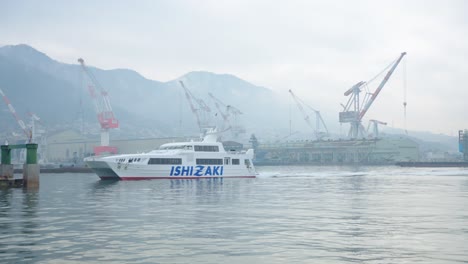 Toma-De-Cámara-Lenta-En-Un-Día-Nublado-En-El-Puerto-De-La-Ciudad-De-Kure-Y-Ferry-A-La-Ciudad-De-Hiroshima,-Japón