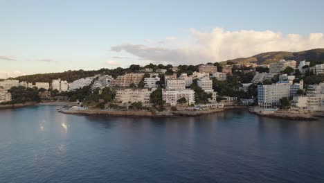 Hoteles-Y-Complejos-Turísticos-Españoles,-Bahía-De-Palma,-Mallorca,-España---Toma-Aérea-De-Drones