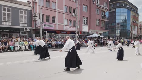 Kampfsportgruppe-Führt-Bewegungen-Bei-Der-Parade-Zum-Bulgarischen-Rosenfest-Vor