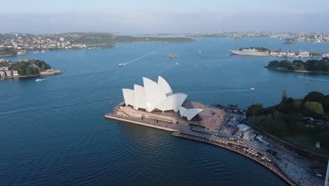 Sydney,-Australia---1-De-Abril-De-2024:-La-ópera,-Un-Centro-De-Artes-Escénicas-En-La-Costa-Del-Puerto-De-Sydney