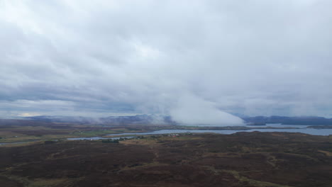 Nubes-Creadas-Y-Moviéndose-Sobre-La-Isla-Del-Cielo-En-Escocia-En-Un-Día-Nublado