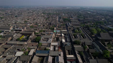 Vista-Aérea-Del-Casco-Antiguo-Histórico-De-Pingyao-Con-Tejados-Grises-Tradicionales,-China