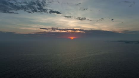 Last-minute-before-sun-setting-behind-misty-horizon,-Atlantic-Ocean