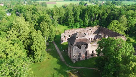 Medieval-Castle-Ruins-in-Rauna,-Latvia