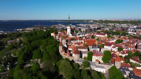 Murallas-De-Tallin:-Drone-Delantero-Disparado-Sobre-El-Casco-Antiguo-De-Estonia