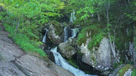 Hermosas-Cascadas,-En-Lo-Alto-De-La-Montaña