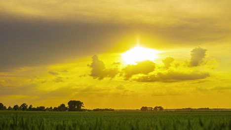 Gelber-Himmel,-Sonnenuntergang-Im-Zeitraffer,-Wolken-Ziehen-über-Ackerfeld