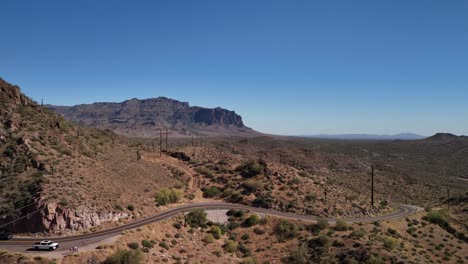 Luftaufnahme-Einer-Bergstraße-Aus-Der-Vogelperspektive-In-Tortilla-Flat,-Arizona,-In-Der-Nähe-Von-Phoenix,-Arizona