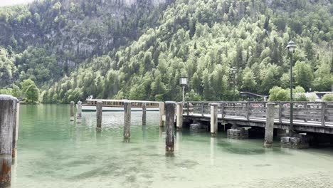 Touristenboot-Verlässt-Den-Bootssteg-Am-Malerischen-Königssee-Bei-Berchtesgaden-In-Den-Bayerischen-Alpen