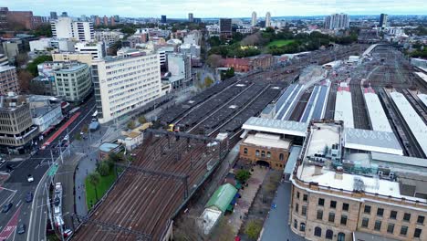 Landschaftsansicht-über-Gebäude-Und-Straße-In-Der-Nähe-Des-Hauptbahnhofs,-Bahnsteig-In-Haymarket,-Surry-Hills,-Sydney,-Stadt-CBD,-Australien,-Transportarchitektur