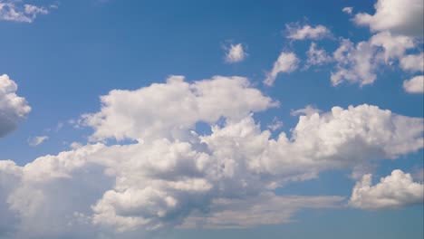 Timelapse-De-Nube-Blanca-Esponjosa-De-Rápido-Movimiento-En-El-Cielo-Azul-Brillante-De-Letonia