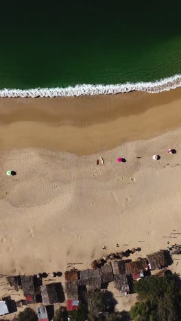 Playas-De-Arena-Dorada-Y-Aguas-Turquesas-Del-Pacífico-Mexicano,-En-Modo-Vertical