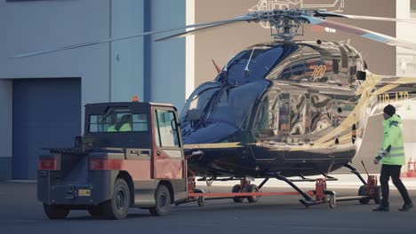 Ein-Kleiner-LKW-Schleppt-Einen-Hubschrauber-In-Den-Hangar-Im-Bell-Service-Center-Am-Vaclav-Havel-Flughafen-In-Prag