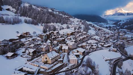 Drohnenflug-über-Die-Majestätischen-Berggipfel-Der-Dolomiten,-Italien