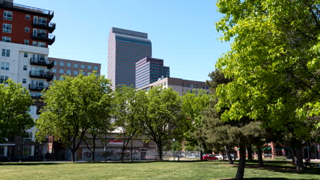 Sommer-Zeitrafferansicht-Des-Wells-Fargo-Center-Vom-Benedict-Fountain-Park,-Denver