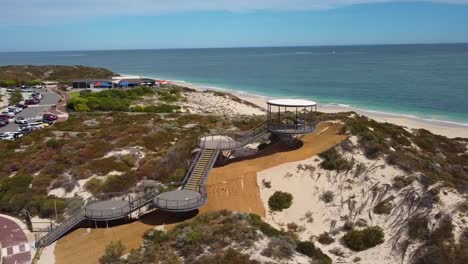 Orbita-Alrededor-De-La-Torre-De-Vigilancia-De-La-Playa-De-Amberton-Con-Un-Bar-En-La-Playa-Al-Fondo