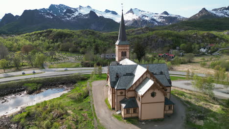 Descubra-La-Iglesia-De-Vågan-Desde-Arriba-En-Las-Islas-Lofoten,-Noruega