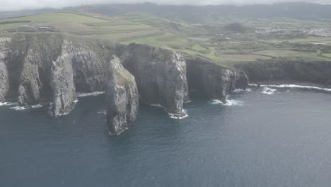 Acantilados-De-Ponta-Do-Cintrao,-Océano-Atlántico-En-El-Archipiélago-De-Las-Azores,-Portugal