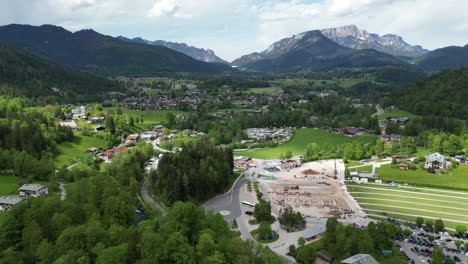 Vista-Aérea-Del-Pintoresco-Paisaje-Rural-Cerca-Del-Pueblo-De-Schönau-Am-Königssee-En-Los-Alpes-De-Berchtesgaden-En-Baviera-Con-La-Montaña-Untersberg-En-El-Horizonte