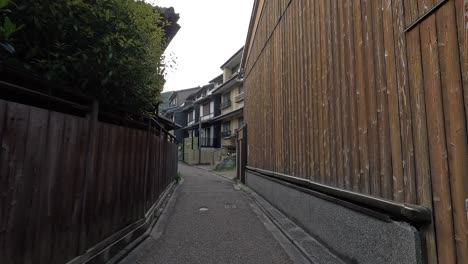 Kyoto,-Japan---A-View-of-a-Narrow-Alleyway-Close-to-Sannenzaka-and-Ninenzaka,-Guiding-the-Way-to-Kiyomizu-dera-Temple---Drone-Flying-Forward