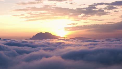 Landschaftsansicht-Des-Sonnenaufgangs-über-Dem-Berg-In-Manugkot,-Nepal