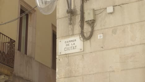 Carrer-de-la-Ciutat-a-narrow-street-in-Barcelona,-Spain