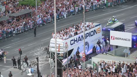 Die-Spieler-Von-Real-Madrid-Kommen-Mit-Einem-Bus-Auf-Dem-Cibeles-Platz-An,-Um-Den-Gewinn-Ihres-15.-UEFA-Champions-League-Titels-Zu-Feiern,-Wo-Sich-Tausende-Von-Fans-In-Madrid,-Spanien,-Versammelt-Haben