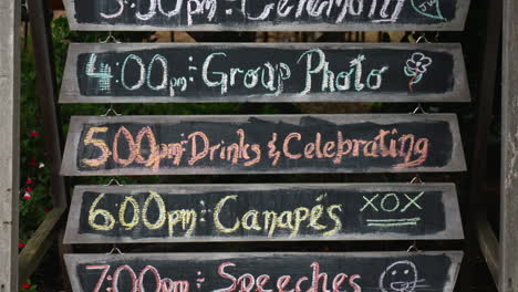 Handgeschriebener-Ablaufplan-Für-Die-Hochzeit-Auf-Kreidetafel