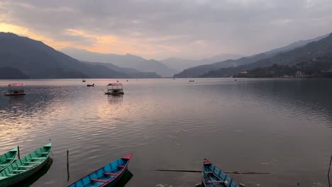 Düsterer-Sonnenuntergang-über-Dem-Phewa-See-In-Pokhara,-Nepal