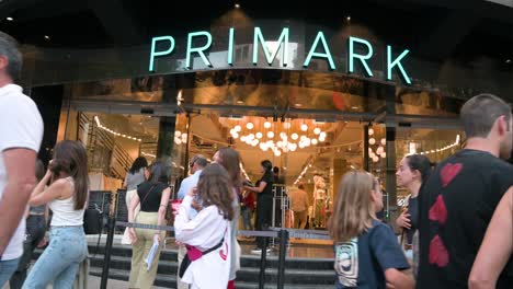 Käufer-Sind-Vor-Einem-Neuen-Geschäft-Der-Irischen-Modekette-Primark-In-Spanien-Zu-Sehen