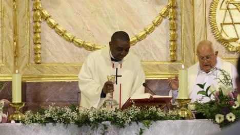 Priester-Leiten-Einen-Spanischen-Abendmahlsgottesdienst-In-Einer-Wunderschön-Geschmückten-Kirche-In-Saragossa,-Spanien