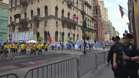 Una-Vista-A-Nivel-De-Calle-Del-Desfile-Del-Día-De-Israel-En-La-Ciudad-De-Nueva-York-En-Un-Día-Soleado