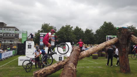 Ein-Fahrer-Zeigt-Sein-Können-Bei-Den-BMX-Jugendstrecken-In-Glasgow