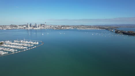 Malerische-Meereslandschaft-Mit-Yachten-Und-Segelbooten,-Die-In-Der-Bayswater-Marina-In-Auckland,-Neuseeland,-Vor-Anker-Liegen---Luftaufnahme-Per-Drohne