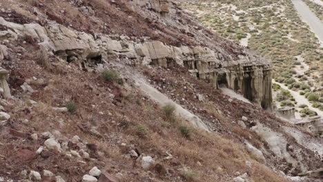 Luftaufnahme-Des-Red-Rock-Canyon-State-Park-Mit-Zerklüfteten-Felsformationen-Und-Landschaften