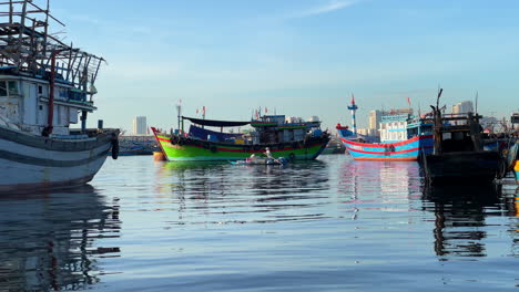 Puerto-Con-Barco-De-Madera-Tradicional-De-Pescadores-Vietnamitas-Durante-Un-Día-Soleado