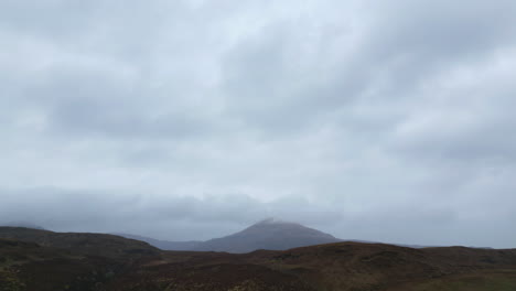 Vista-Lenta-De-Las-Nubes-Moviéndose-Sobre-La-Isla-De-Skye-En-Escocia-En-Un-Día-Nublado