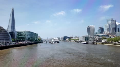 Skyline-Von-London-Mit-Der-Themse-An-Einem-Sonnigen-Tag