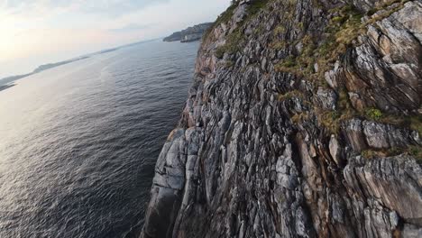 FPV-Luftaufnahmen-Von-Kreuzfahrten-In-Der-Nähe-Einer-Küsteninsel-Bei-Sonnenuntergang-In-Der-Nähe-Von-Sotra-Und-Bergen,-Norwegen