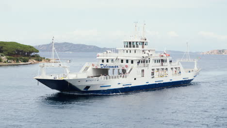 Ferry-Sardo-Cruzando-Tranquilas-Aguas-Azules