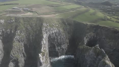 Drohne-Fliegt-über-Die-Felsigen-Klippen-Von-Ponta-Do-Cintrao-Auf-Der-Insel-Sao-Miguel,-Azoren,-Portugal