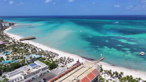 Palm-Beach-En-Oranjestad-En-El-Caribe,-Holanda,-Aruba