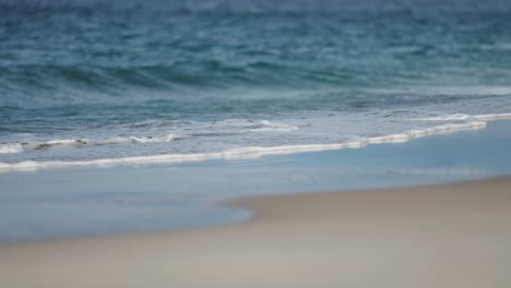 Olas-Largas-Ruedan-Lentamente-En-La-Playa-De-Arena