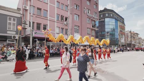 Chinesische-Drachendarstellung-Bei-Der-Straßenparade-Des-Bulgarischen-Rosenfestivals