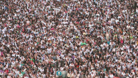 Massen-Von-Real-Madrid-Fans-Versammeln-Sich-Während-Der-Trophäenparade-Auf-Dem-Cibeles-Platz,-Um-Mit-Der-Mannschaft-Und-Den-Spielern-Ihren-15.-UEFA-Champions-League-Titel-Zu-Feiern