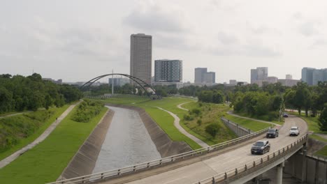 Disparo-De-Un-Dron-Alejándose-Del-Buffalo-Bayou-Y-El-Centro-Médico-De-Texas-Al-Fondo