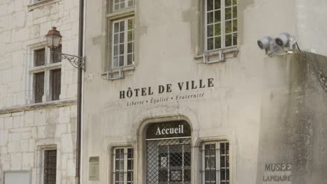 Old-Hotel-De-ville-building-in-french-countryside,-architecture-facade-establishing-shot